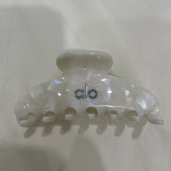 Alo 90's Claw Clip in white pearl - Picture 4 of 5